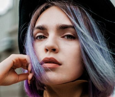 Idei de Halloween: par neon, masca verde pentru fata, si multe altele