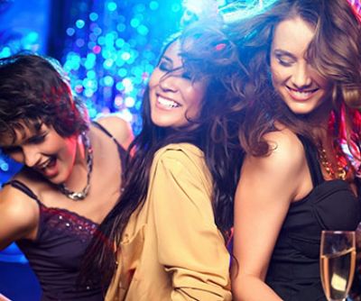 Noi aducem Cutia de Frumusete. Tu vino cu sampania!